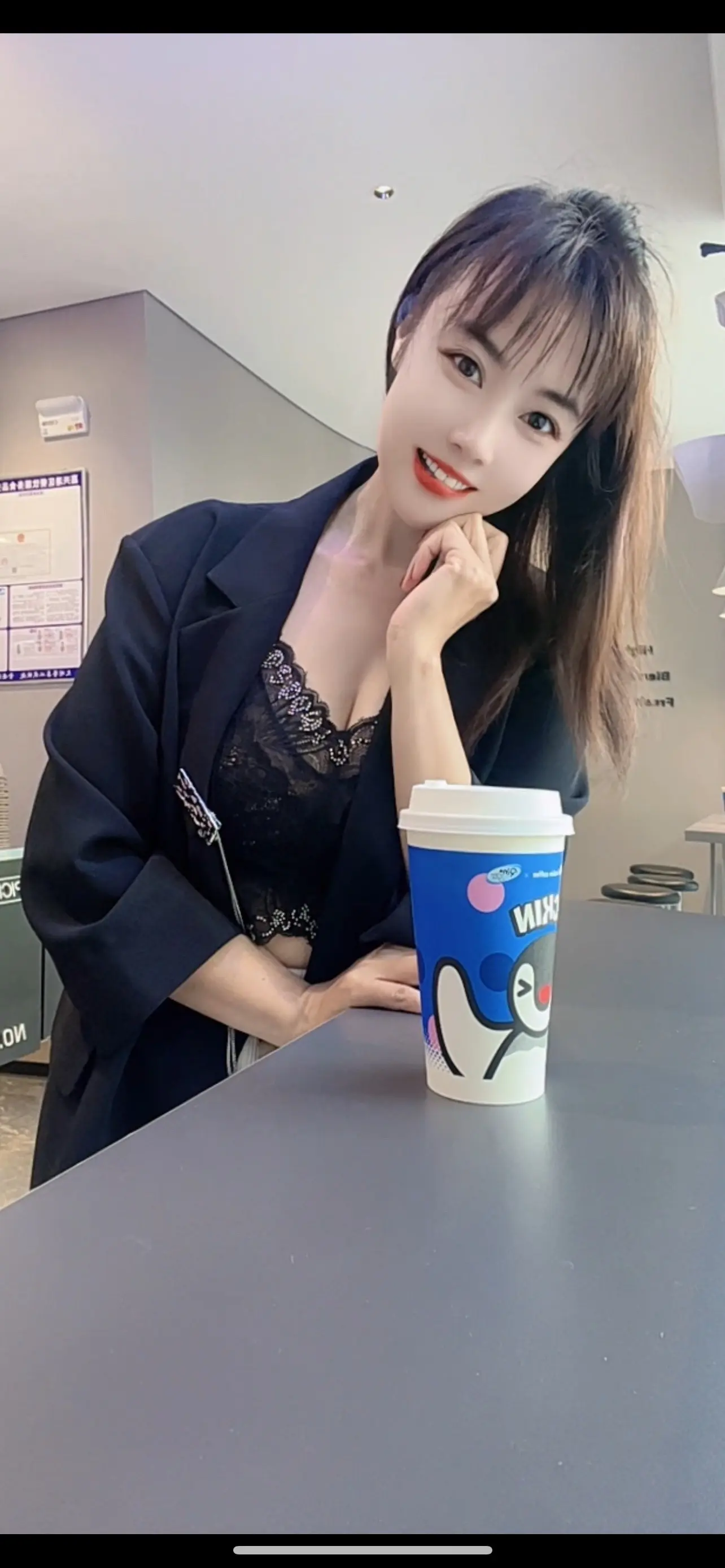 总有一天你会碰到一个这样的女人，她温柔体贴 ，漂亮大方 ，不嫌你丑 ...