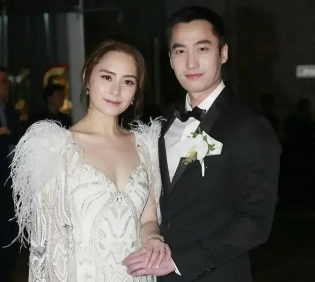 明星婚姻往往藏着未知转折，阿娇在2018年嫁给年轻医生赖弘国后，收到一张黑卡的慷