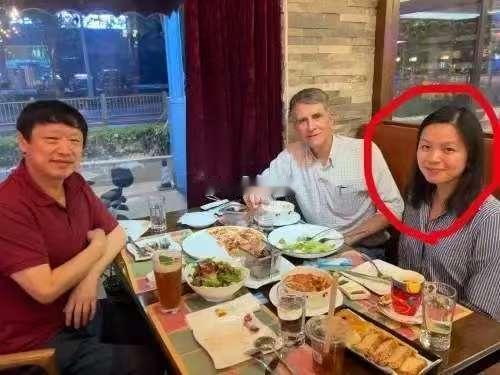 王月眉被驱逐出境，
老胡与王月眉一起吃饭的照片却被挖了出来，人们捏了一把汗！
其