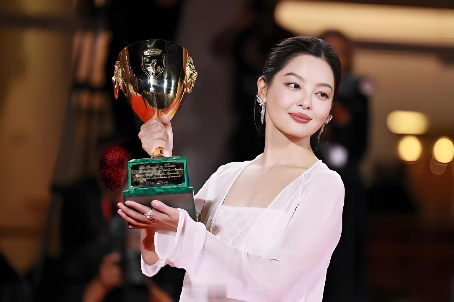 辛芷蕾威尼斯影后 恭喜！辛芷蕾的作品虽看过的不多，但其演技给人的印象是实打实的扎