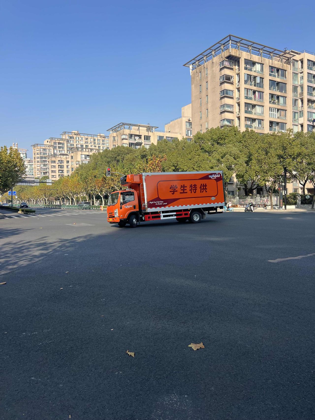 路上碰到一辆光明集团给学校供餐的冷链车，光明集团已经接手上海学生餐两个月，不知道