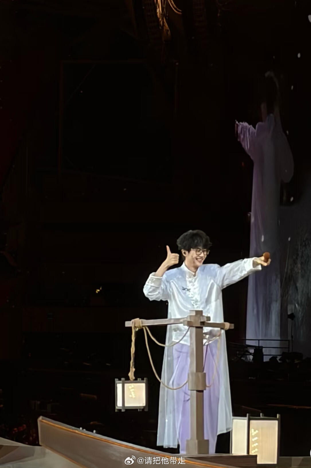 许嵩自己写歌20年了 二十年前的MP3早坏了，但他的歌还占着内存。写了二十年，词