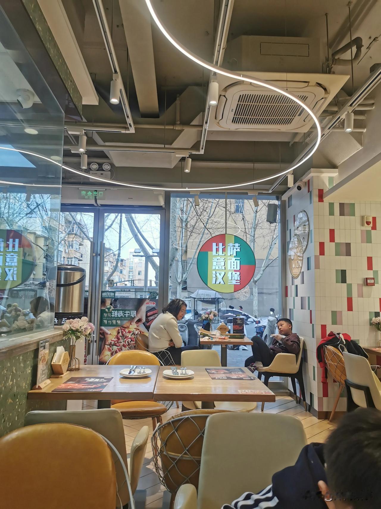 为什么现在实体餐厅很少人去吃了，首先就是西贝贾老板把预制菜的锅盖掀开了。
亲子餐