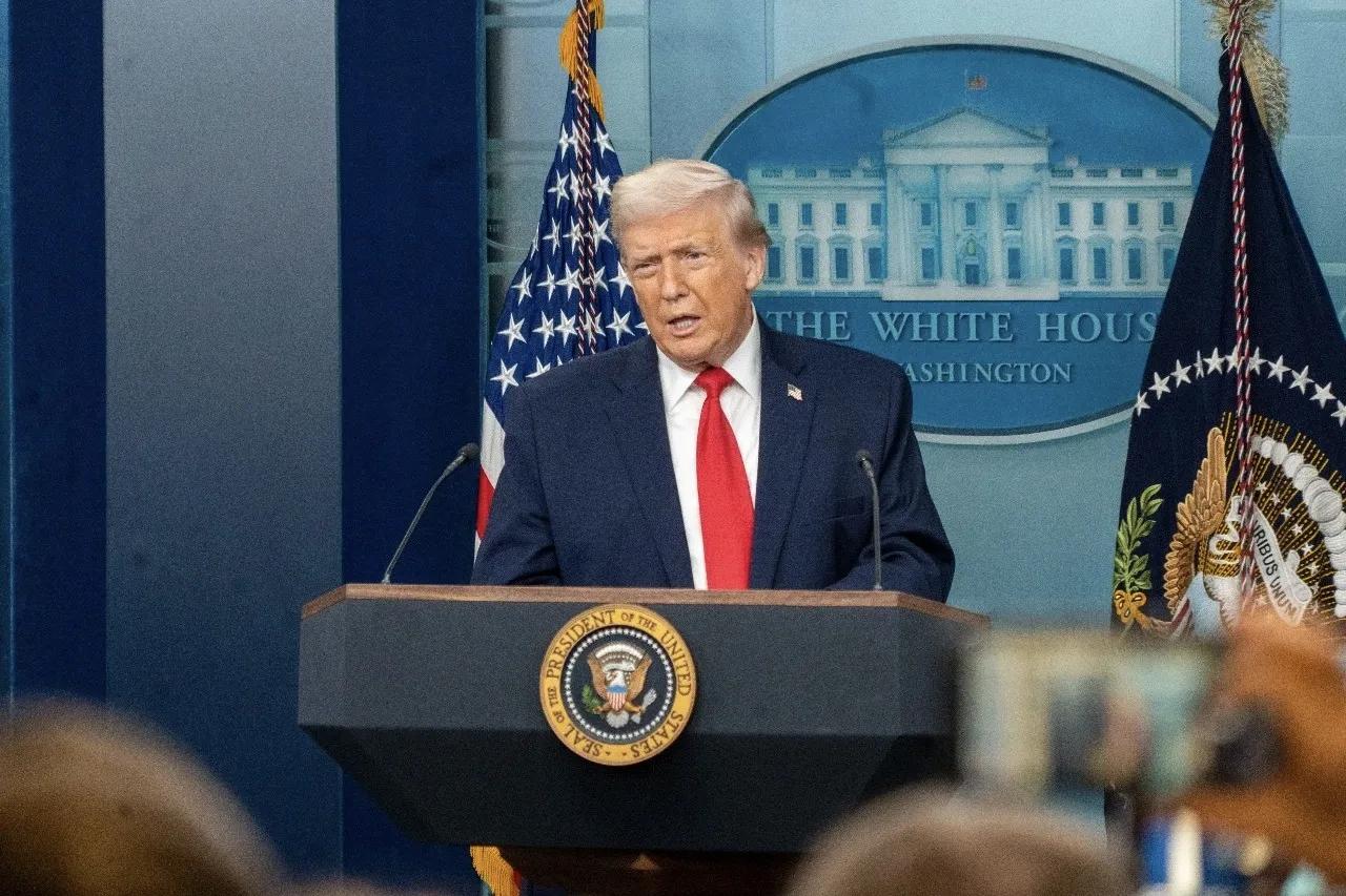 特朗普会不会改变对中国的态度这是一个无法确定的问题，因为特朗普是个善变的人，没有