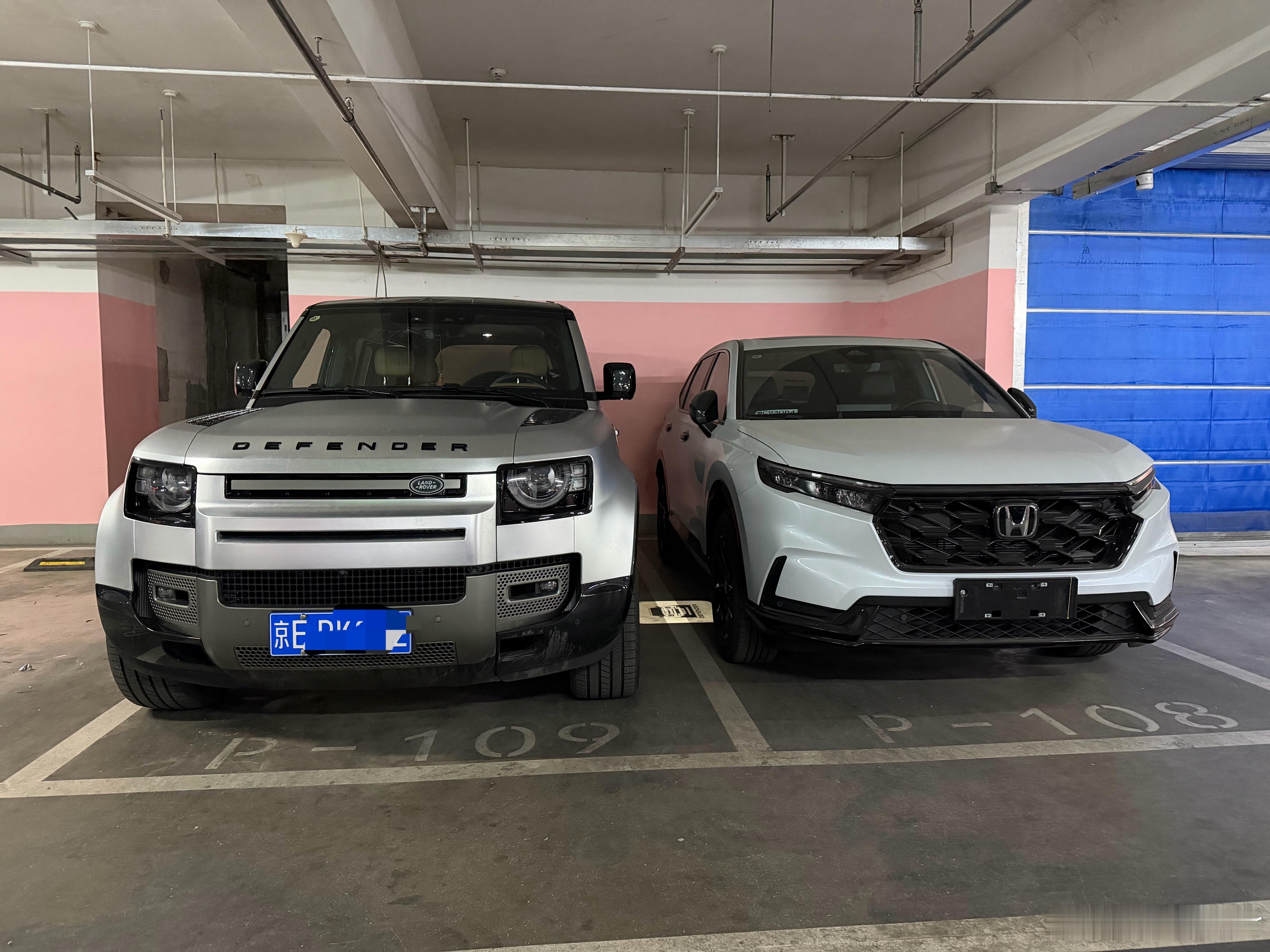 公司纯燃油的两台车，终于有车位在一起挨着了左边是我的，右边是给公司员工的福利 路