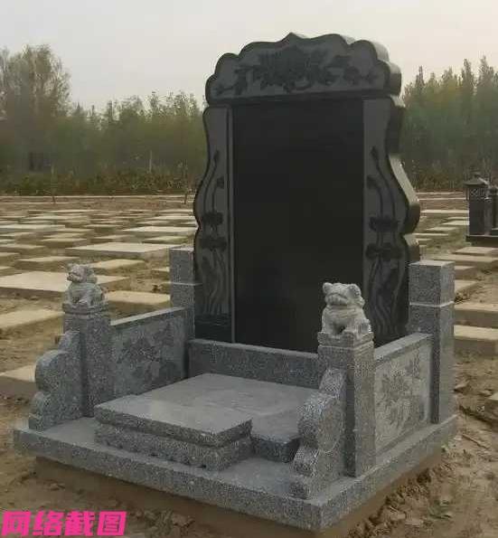 湖南有男子清明给自己父母扫墓时，却遭遇到父母的墓碑突然倒塌，还砸到男子的身上，造