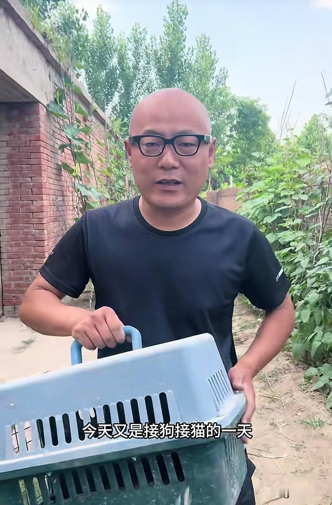 真羡慕岳云鹏的亲弟弟。

招猫逗狗的生活真是无忧无虑了。
过年时，他郑重地宣布重