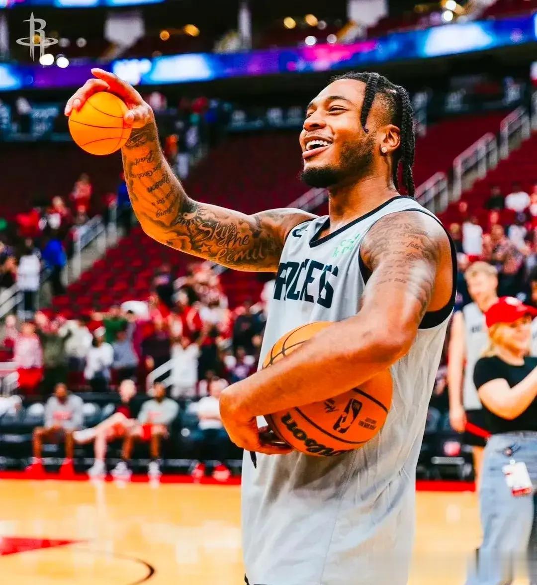 北京时间10月12日NBA火箭队2023届新秀球员惠特摩尔接受随队记者采访表示：