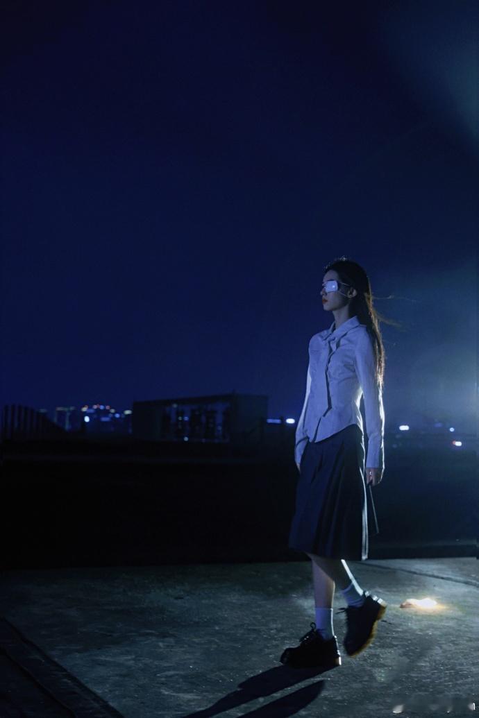 #周也战损独眼造型#周也的病娇独眼造型恰似从神秘黑暗世界中诞生的魅惑精灵，充满了