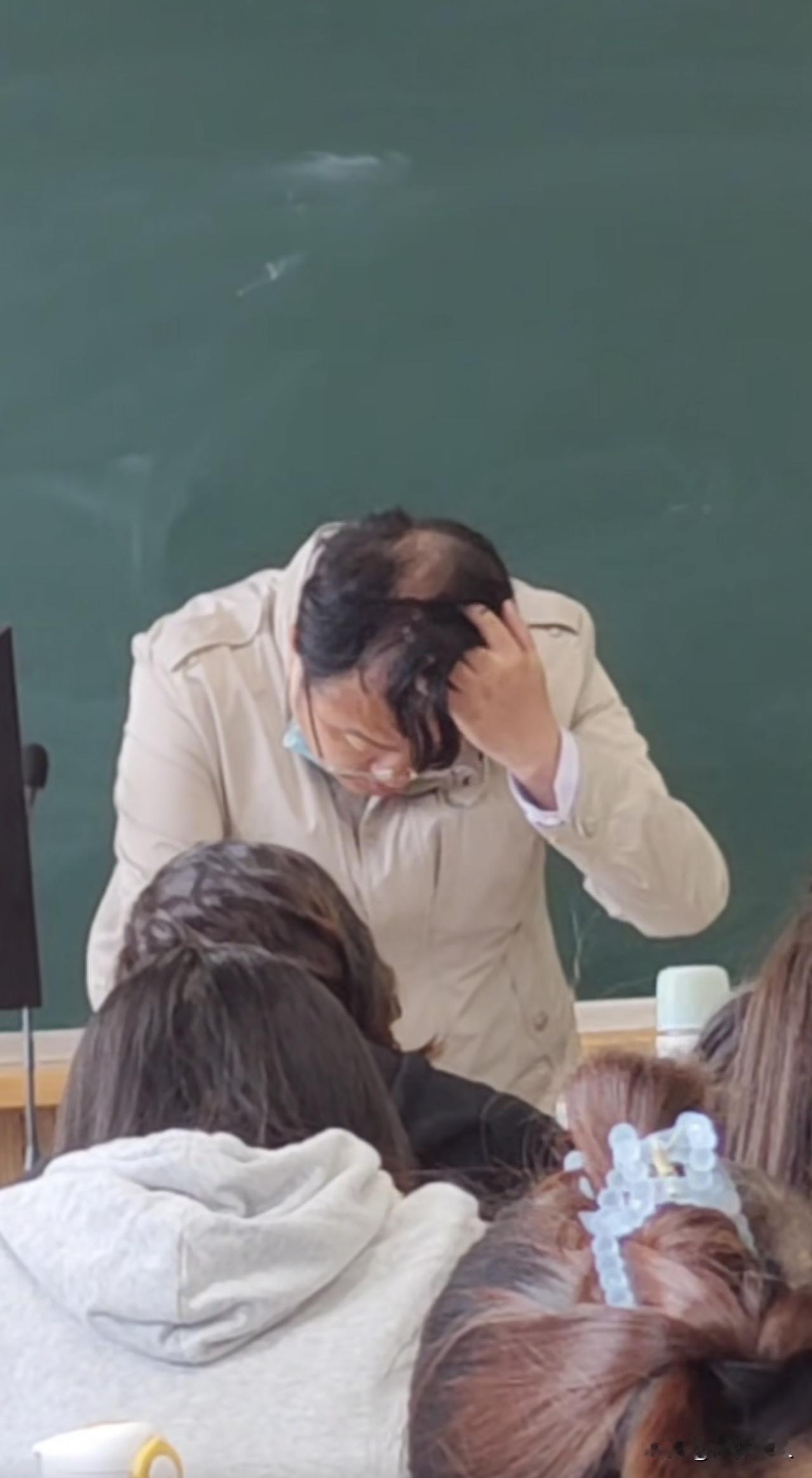 最应该去看心理医生的，根本不是孩子，而是老师。

老师才是恃强凌弱，拿孩子来撒气