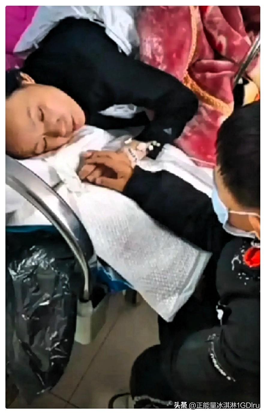 大伯今天在医院放弃了大伯母。
 
大伯母才四十五岁，确诊脑瘤，医生坦言手术希望渺