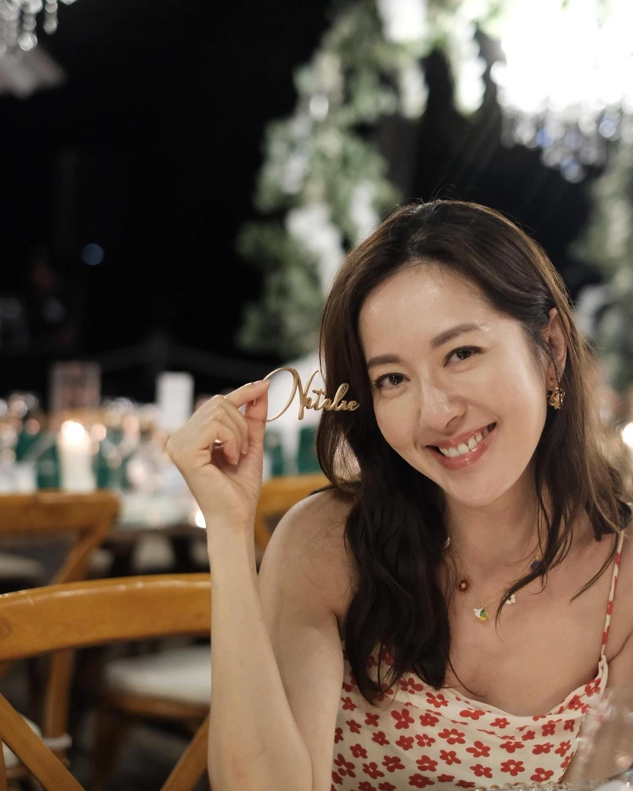 她曾经是香港TVB顶级美女，在TVB拍了很多年电视剧，今年已经42岁依然是单身，