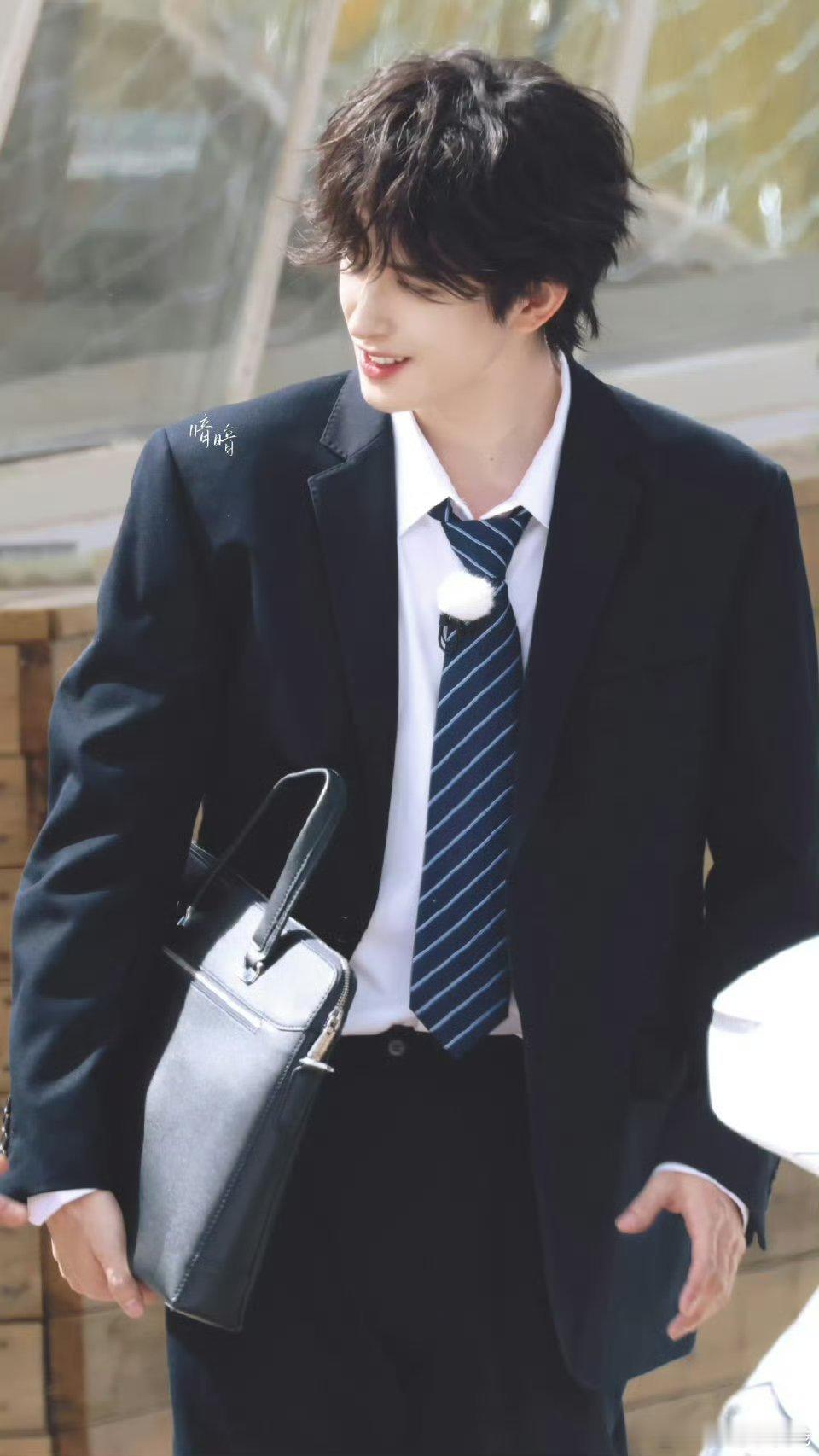 敖瑞鹏的奔跑吧录制路透也太超出了，怎么把卖保险主题的西装白衬衫穿成日系男高了🥵