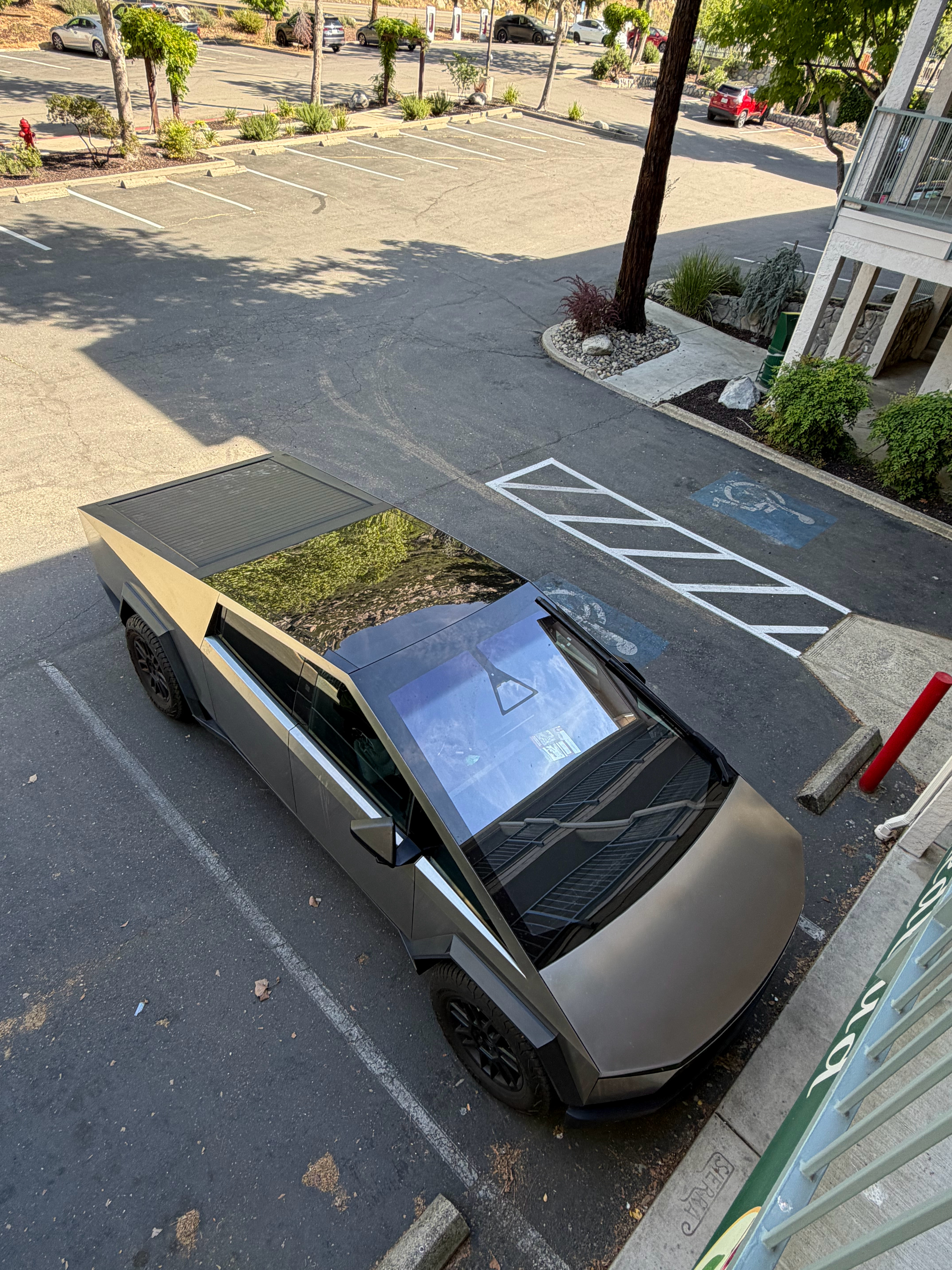 反正在加州用特斯拉是太方便了，来优胜美地门口也能充 美国·优胜美地国家公园 Yo