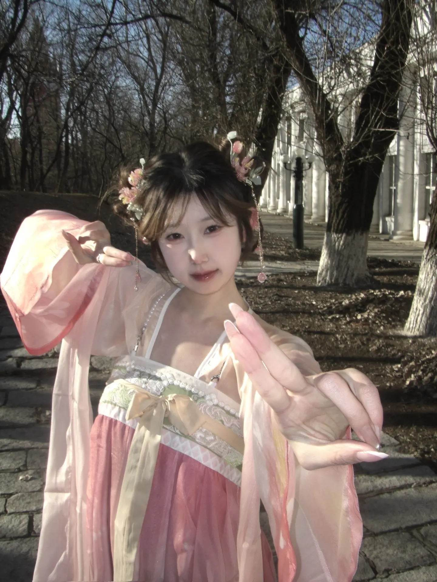 “恐有街头胭脂色  柳絮沾白雪只沾红”