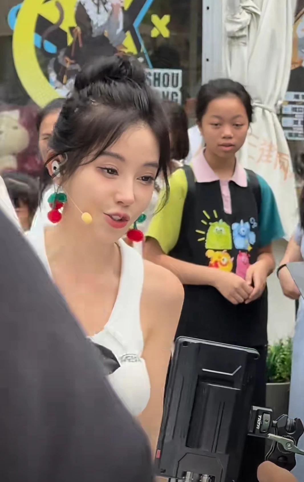 广西三街两巷偶遇冯提莫直播
冯提莫小小的一只好可爱啊
五官好立体，身材很有料
唱