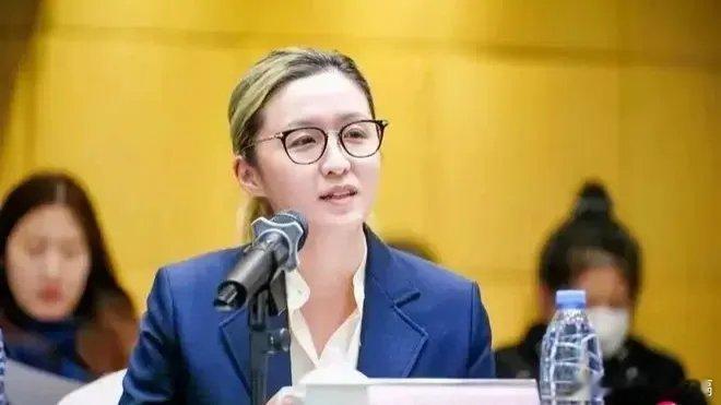 凤凰新闻【编剧秦雯自称“袭警捞人”，上海警方通报】警情通报针对近日网传“某女编剧