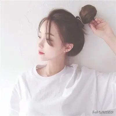 越来越发现身边的老年人，
一辈子就干两件事：
第一：怕别人笑话。
第二：笑话别人