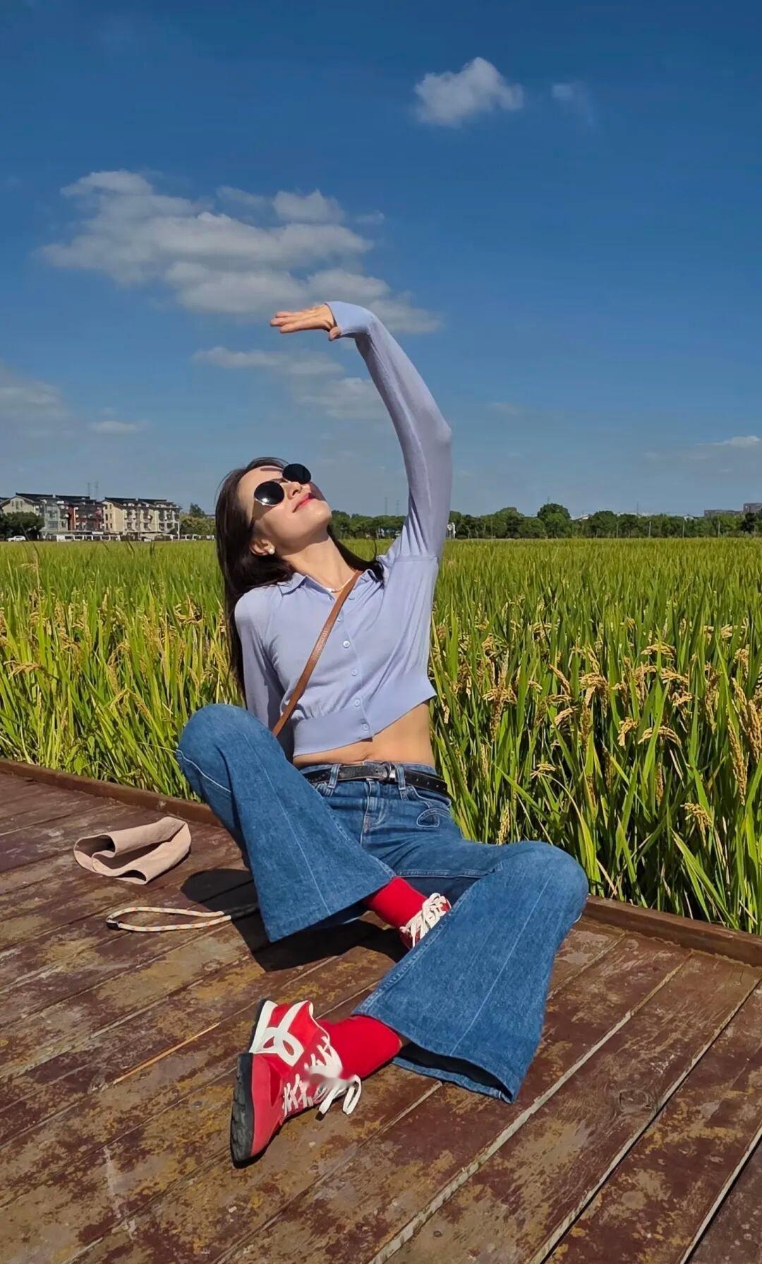 江一燕的离婚让人有点晕。上次恋情还停留在“好利来老板娘”的身份，咋女儿都已经12