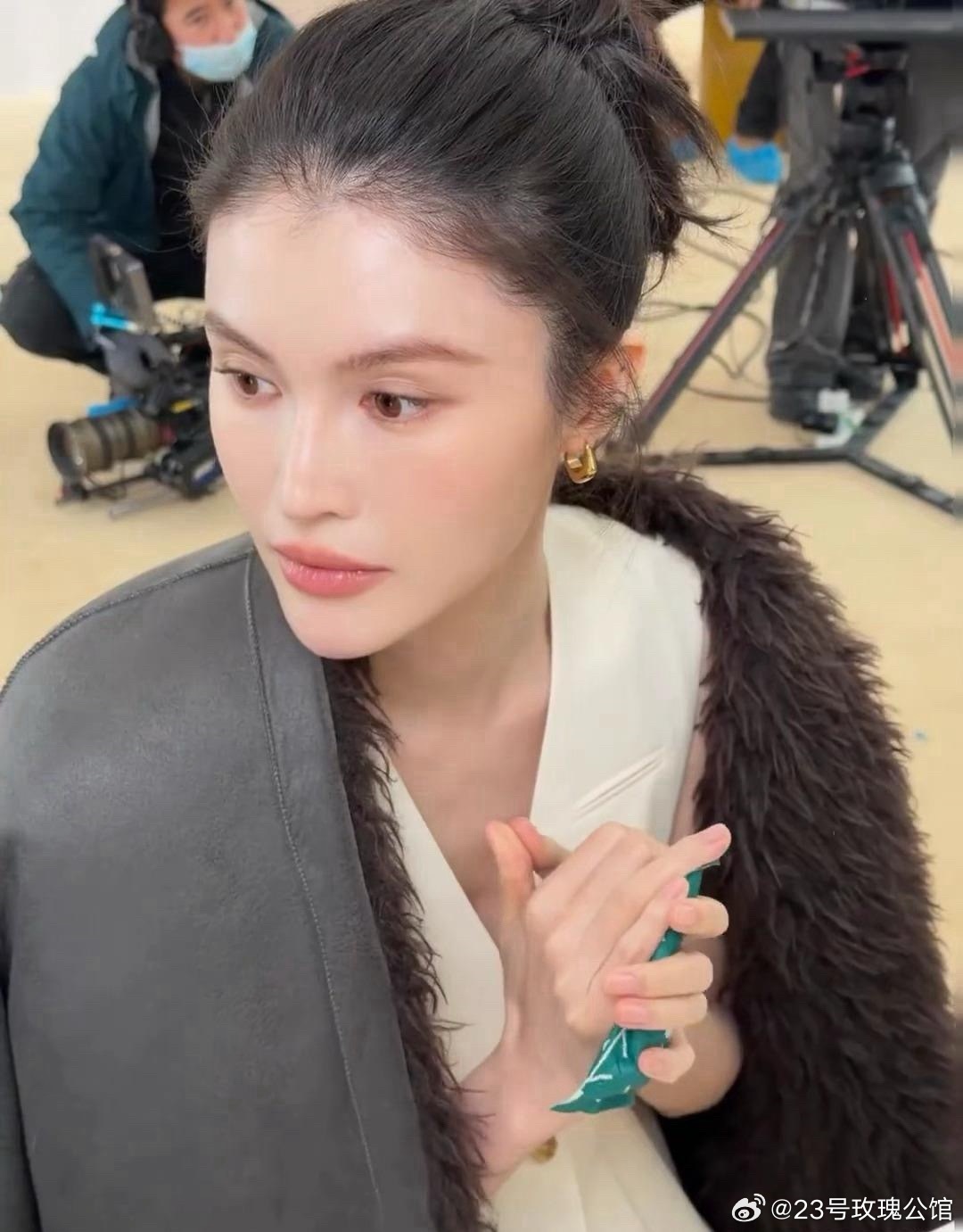 何穗不仅身材是顶级，这个皮肤状态也太好了！！ 