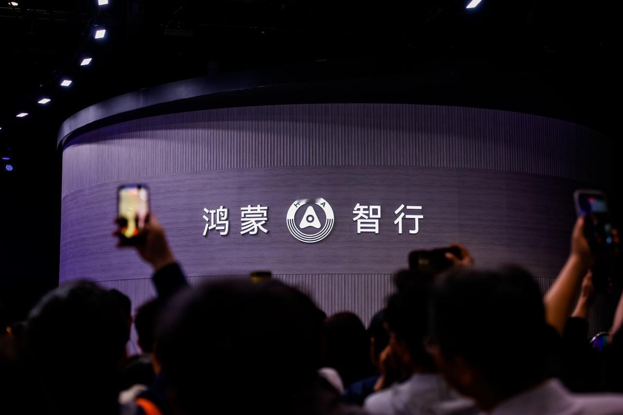 交付不是终点，鸿蒙智行让车越用越新
传统汽车从提车那一刻起就开始贬值、落伍，鸿蒙