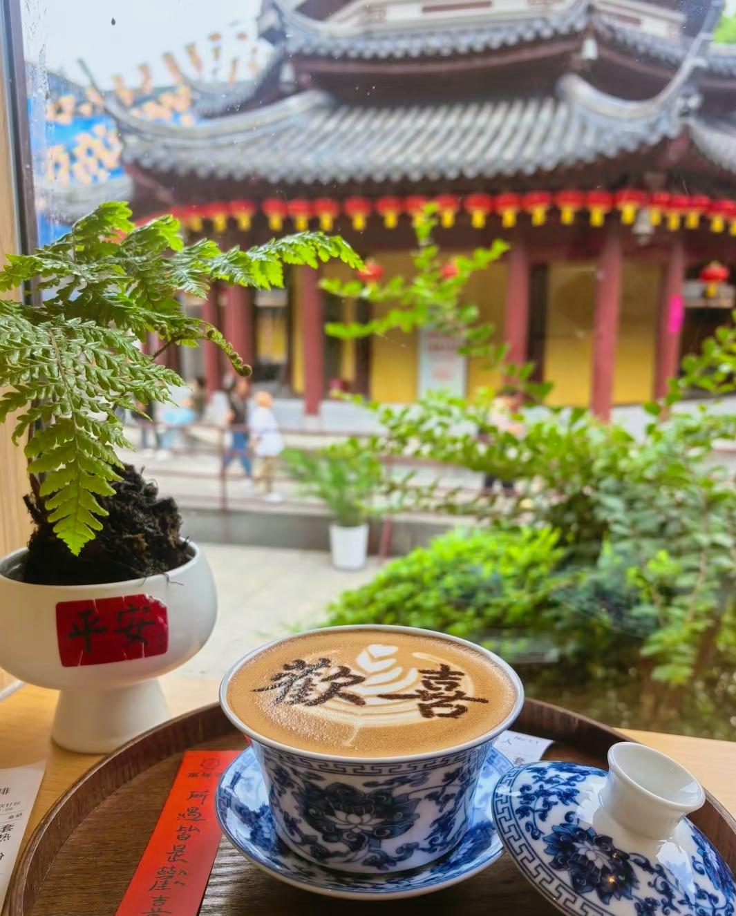 一杯随缘咖啡可以静坐一下午，天气好还有小。