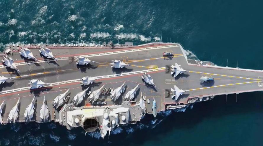 人民海军 77 周年的宣传片《向大洋》，没有直白官宣，却用最巧妙的方式，给全国人