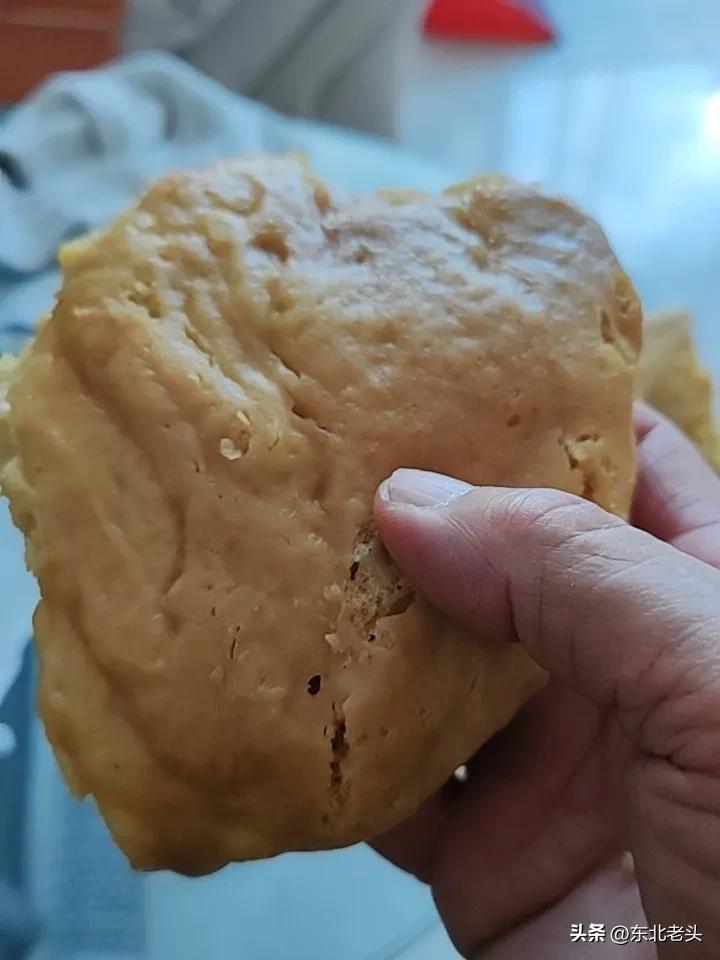 都说钱难挣，
就看你有没有智慧，
两和面的饼子，
又软又好吃，
凉了也是软的，