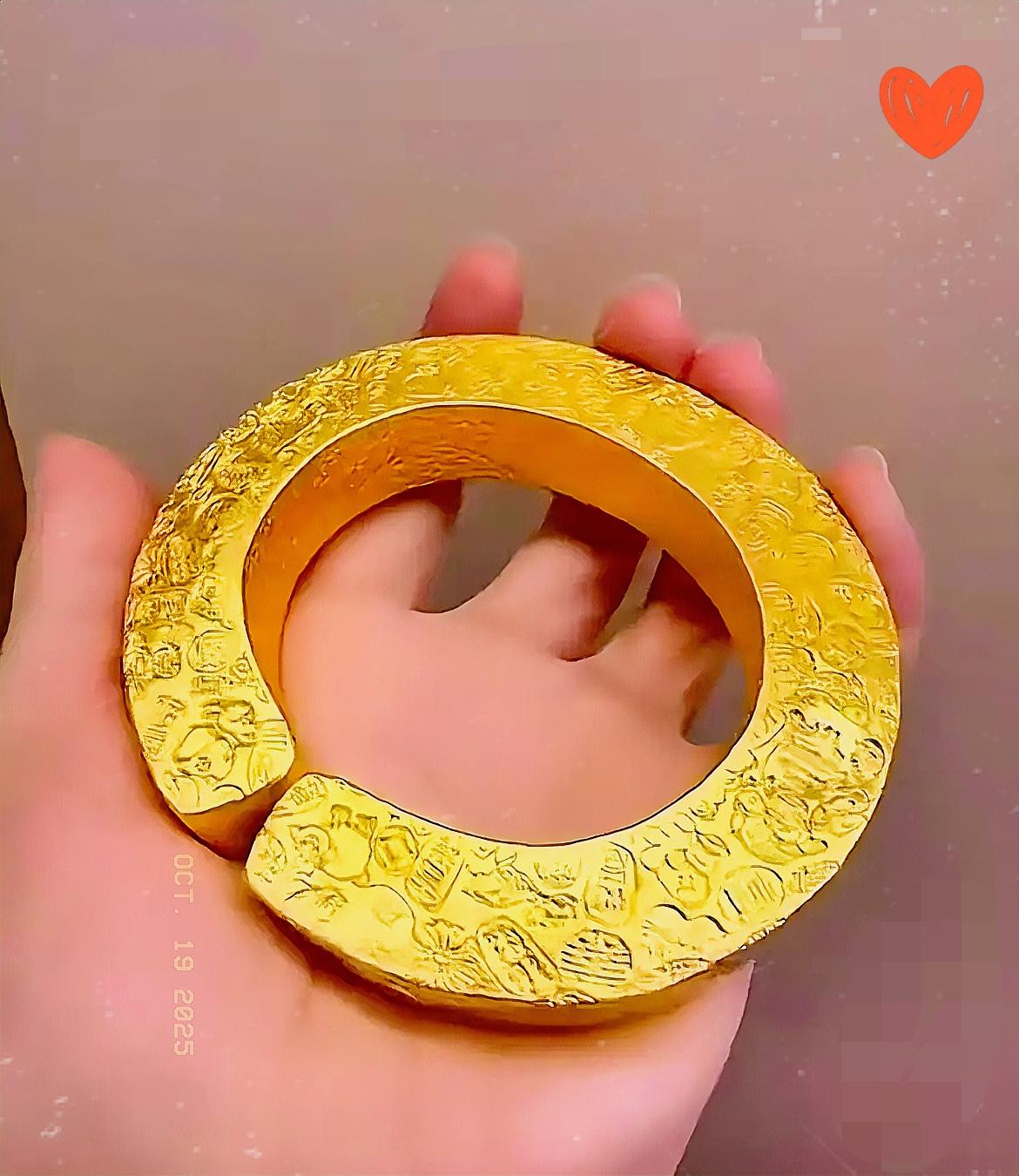 今天金价让人发愣
前天1008
昨天跌了12
今天又跌了18
好多人跟风进场
现