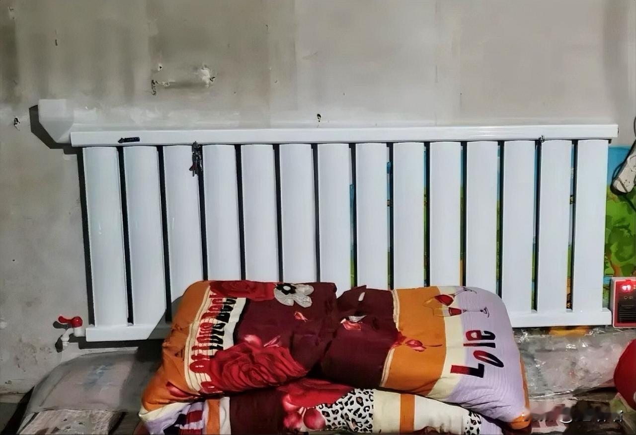 今年冬天，由于燃气取暖的补贴一降再降，河北很多农村的农民们已经不敢取暖了，只能选