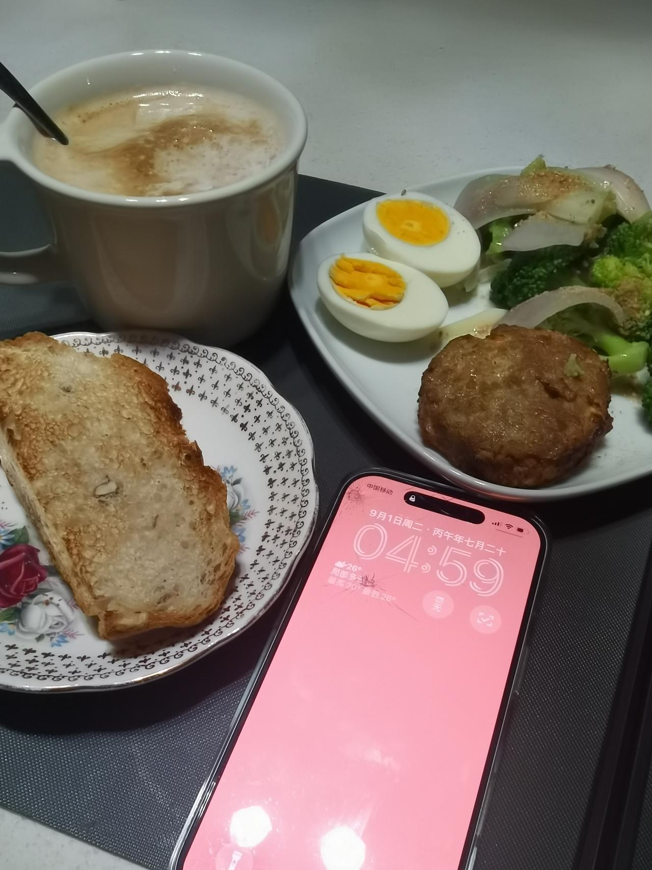 五点早餐，六点出发。
自制牛肉饼、鸡蛋、西兰花洋葱，配半片吐司和牛奶咖啡。

出