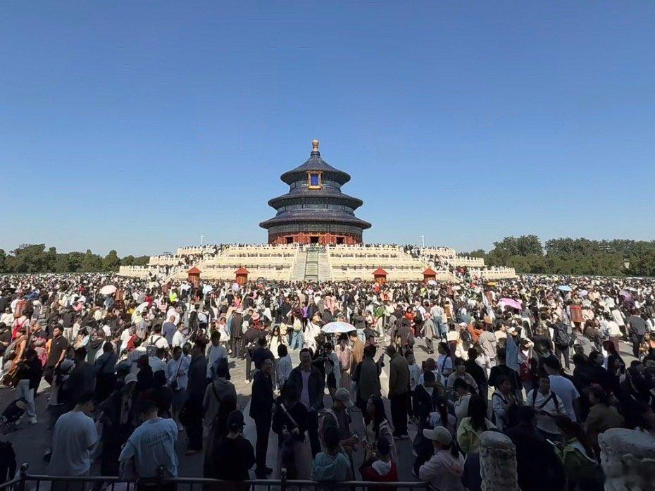 已经无法直视国庆出游的人从众了国庆节想去北京的，感觉有一亿人，我会被挤成肉饼，人