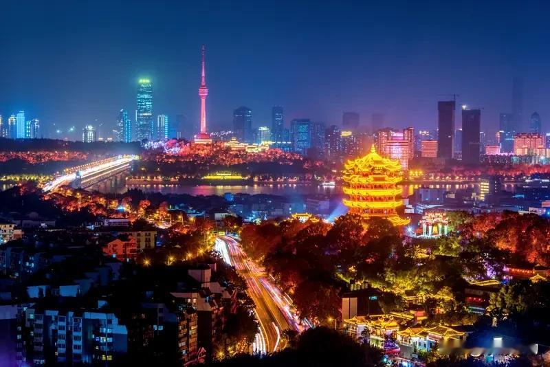 奋进江城共筑新篇
晨光破晓，黄鹤楼披上金甲。
长江水拍岸，像擂鼓——“干！”
光