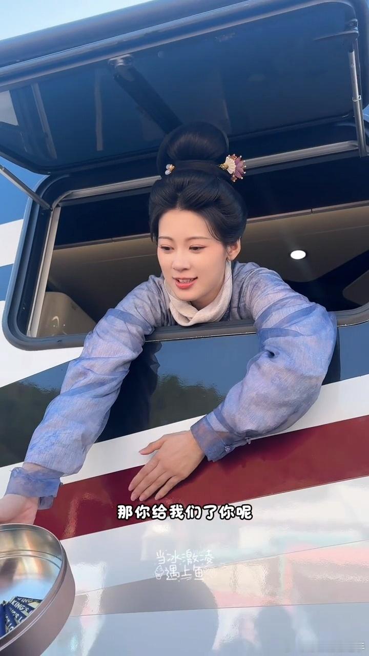 别人饭撒，赵昭仪直接“撒饭”，主打一个让粉丝吃饱喝足，来都来了，都别饿着了！ 