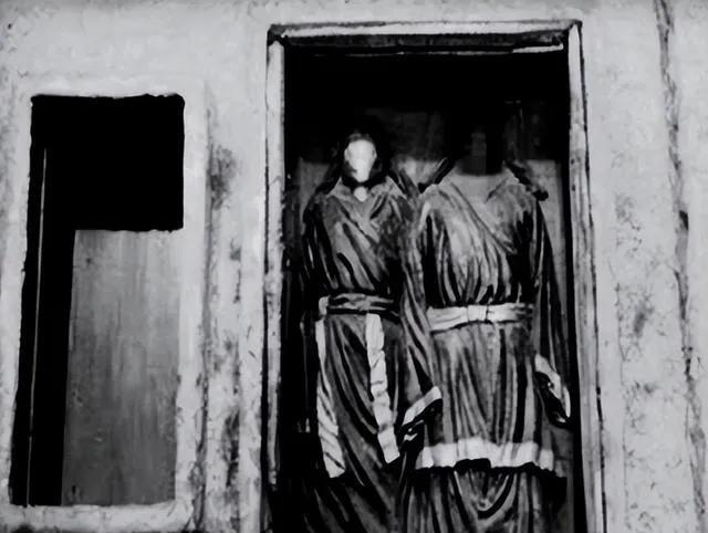 1965年，南京出土了一座罕见的父女合葬墓。女儿的身边还放着900多颗红色药丸，