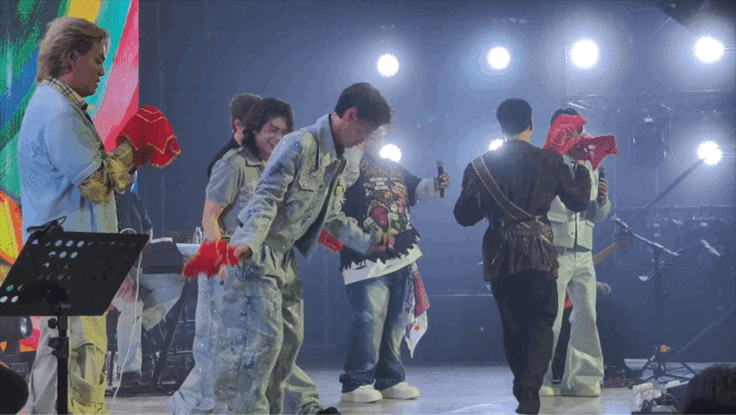魔力sir家族转手绢整活魔力sir沈阳巡演惊喜不断，全员熟练转手绢花式整活，沉浸