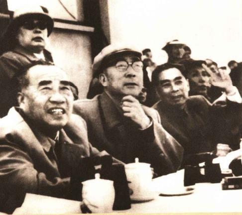1959年，薄一波同周恩来、朱德、陈毅等一起观看航空表演。