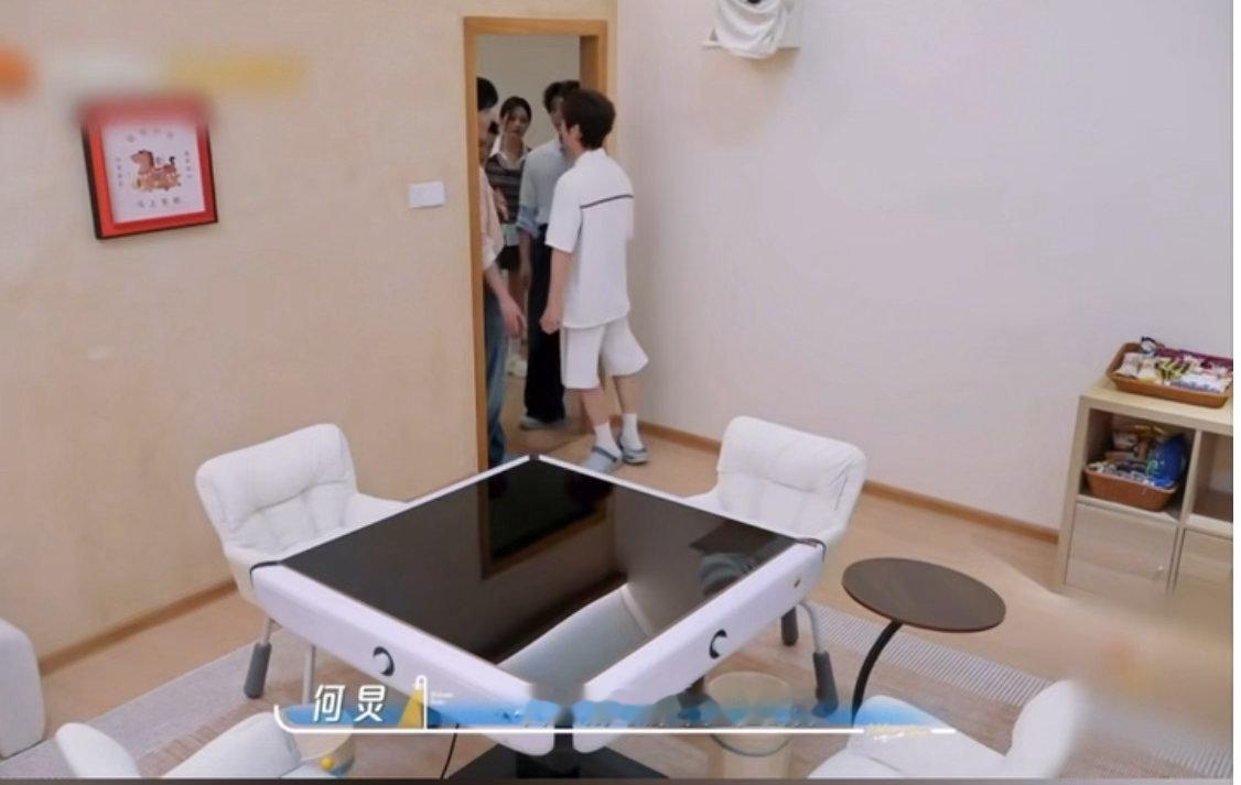 张凌赫以为丁程鑫睡麻将桌上张凌赫是懂语出惊人的 全场都在认真听何老师介绍，只有张