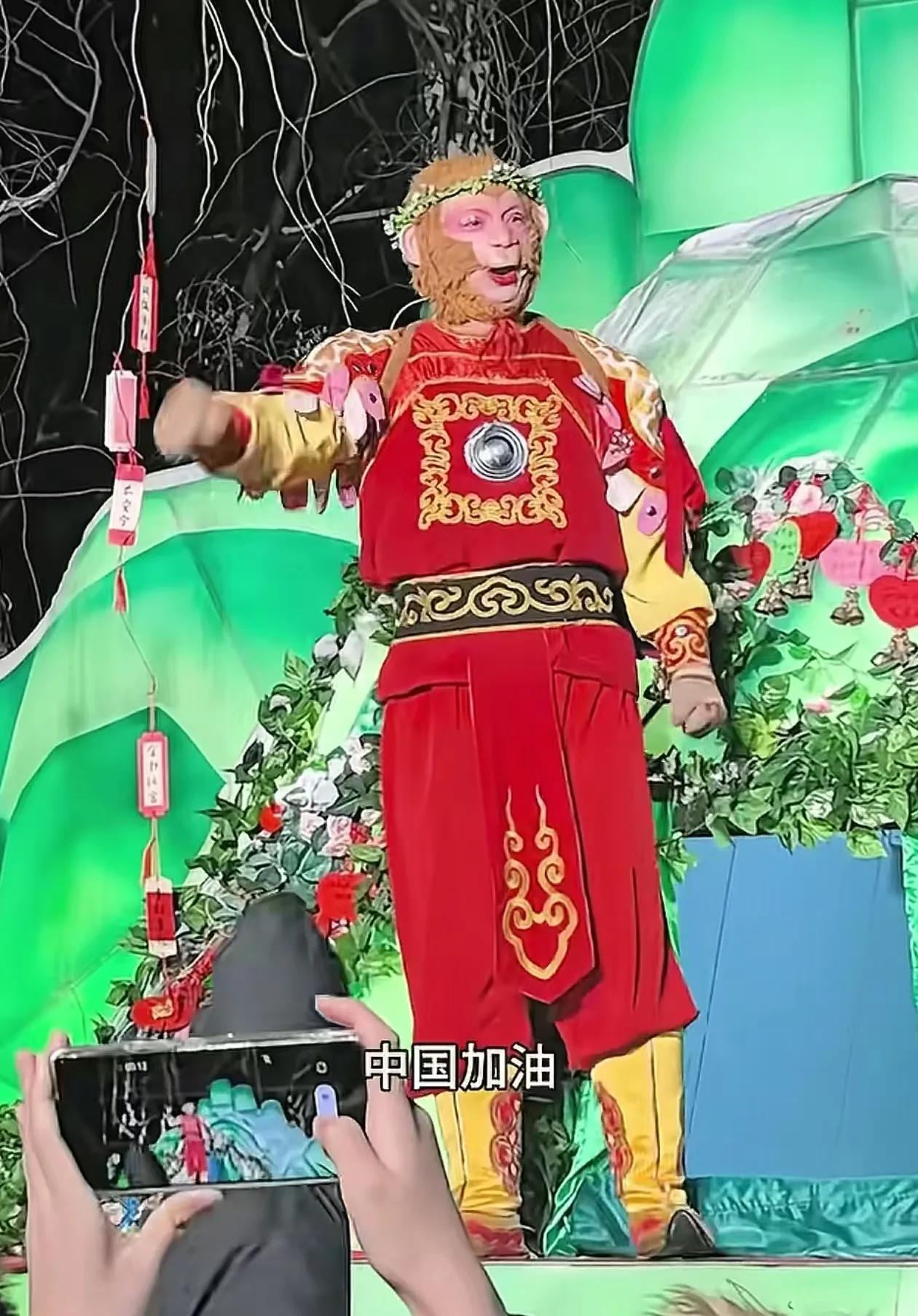 12月24日满屏“平安夜快乐”时，雪饼猴王铁柱的直播发言直接戳中人心！他没跟风蹭