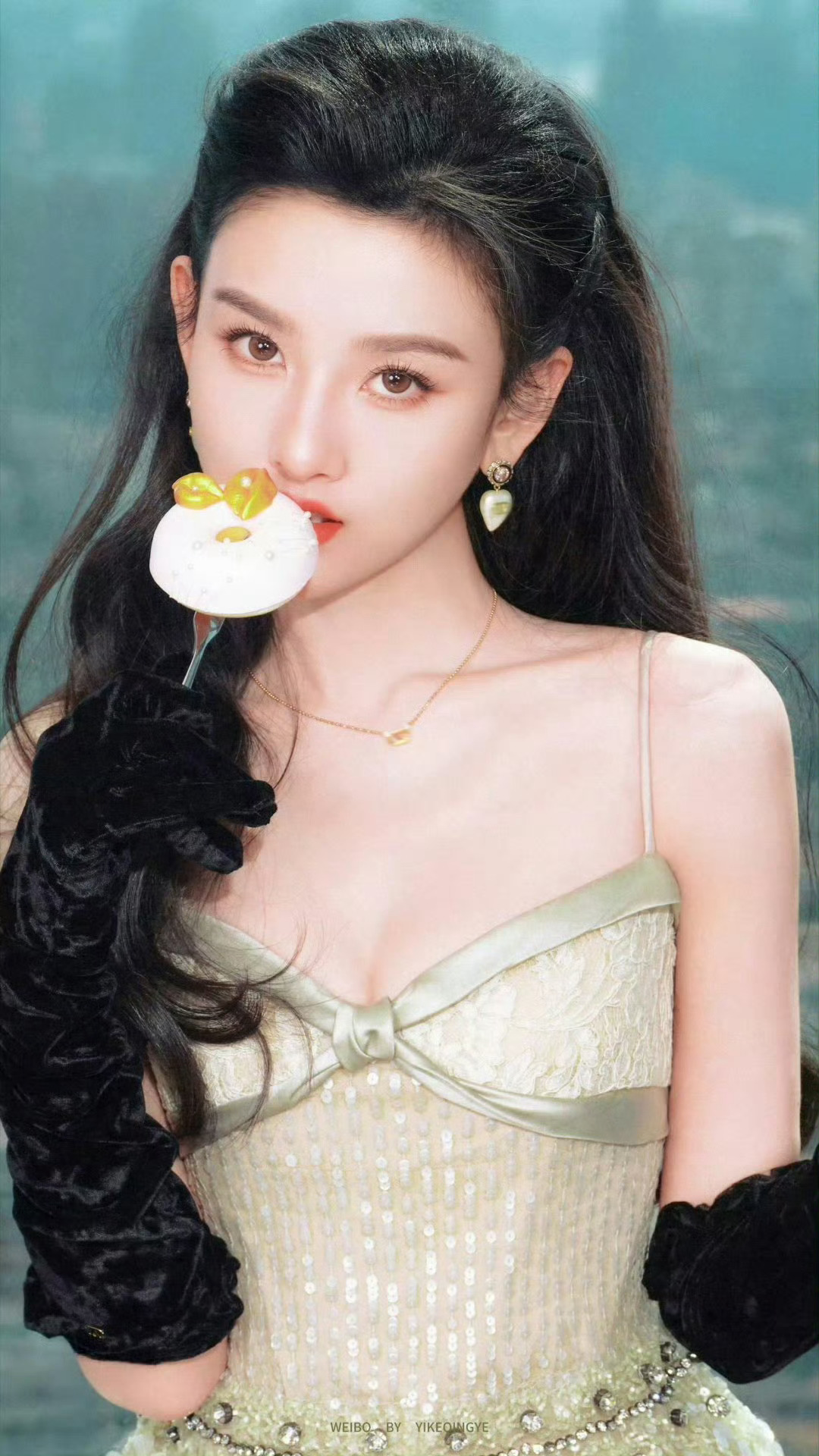 宋祖儿幼年体 美女完成时从灵动小孩到明艳美人五官比例自幼优越，眉眼精致底子出众，