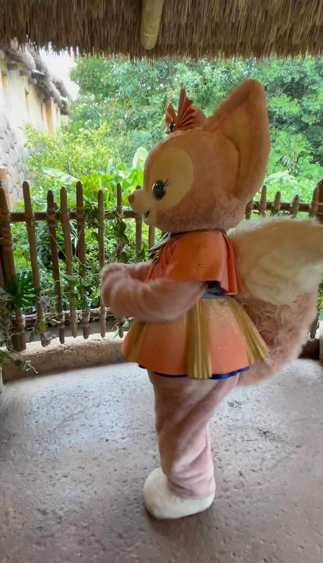 贝儿的闪身步
大脚板扭扭扭
上海迪士尼 迪士尼 玲娜贝儿