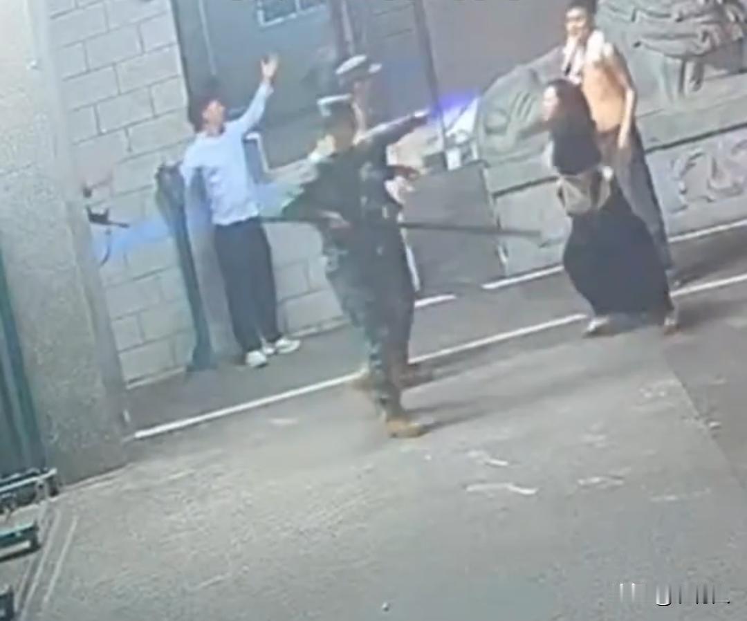 最勇敢的女人出现了！两男一女竟然敢在武警营门口打人，其中一女的多次推搡哨兵。网友