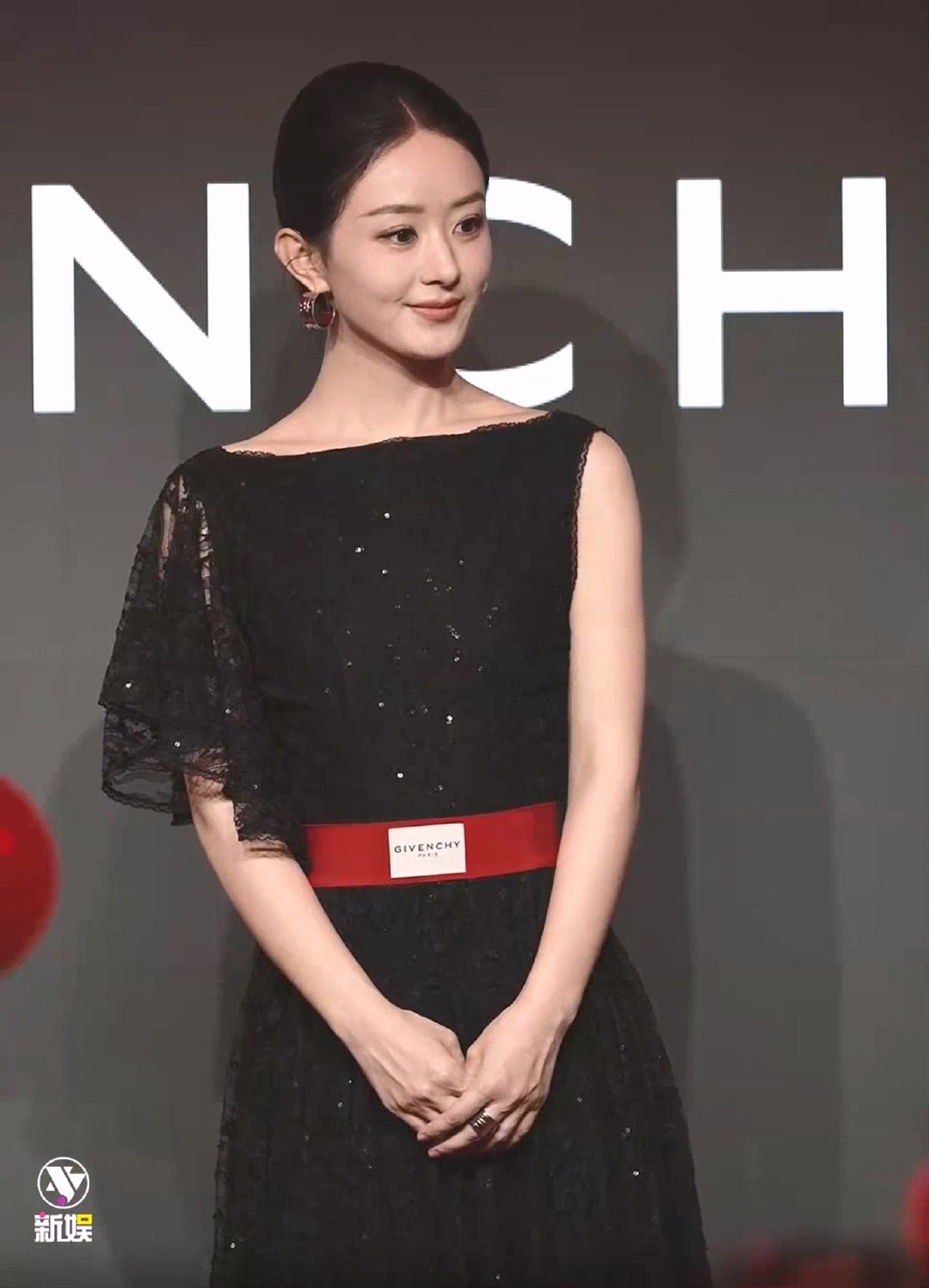 赵丽颖红腰带闪钻裙赵丽颖红腰带露背裙赵丽颖直播好美的颖宝！终于出场了~一袭黑色的