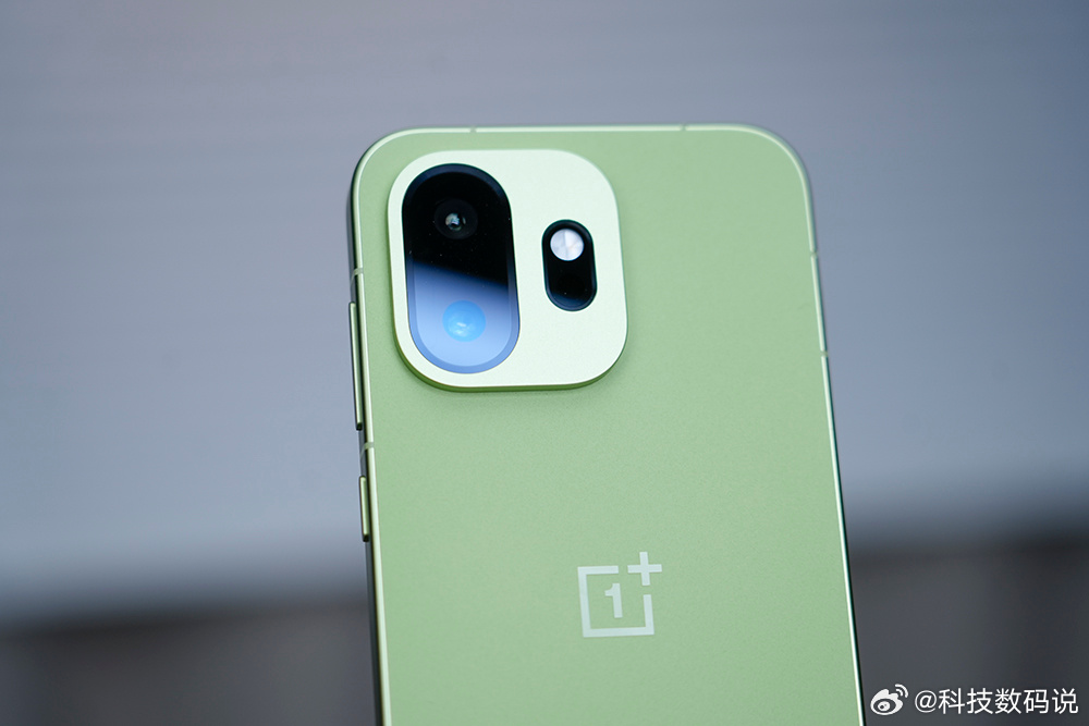 一加15T「松弛抹茶」 很有抹茶蛋糕的感觉，加上6.32英寸的小尺寸，单手握持很