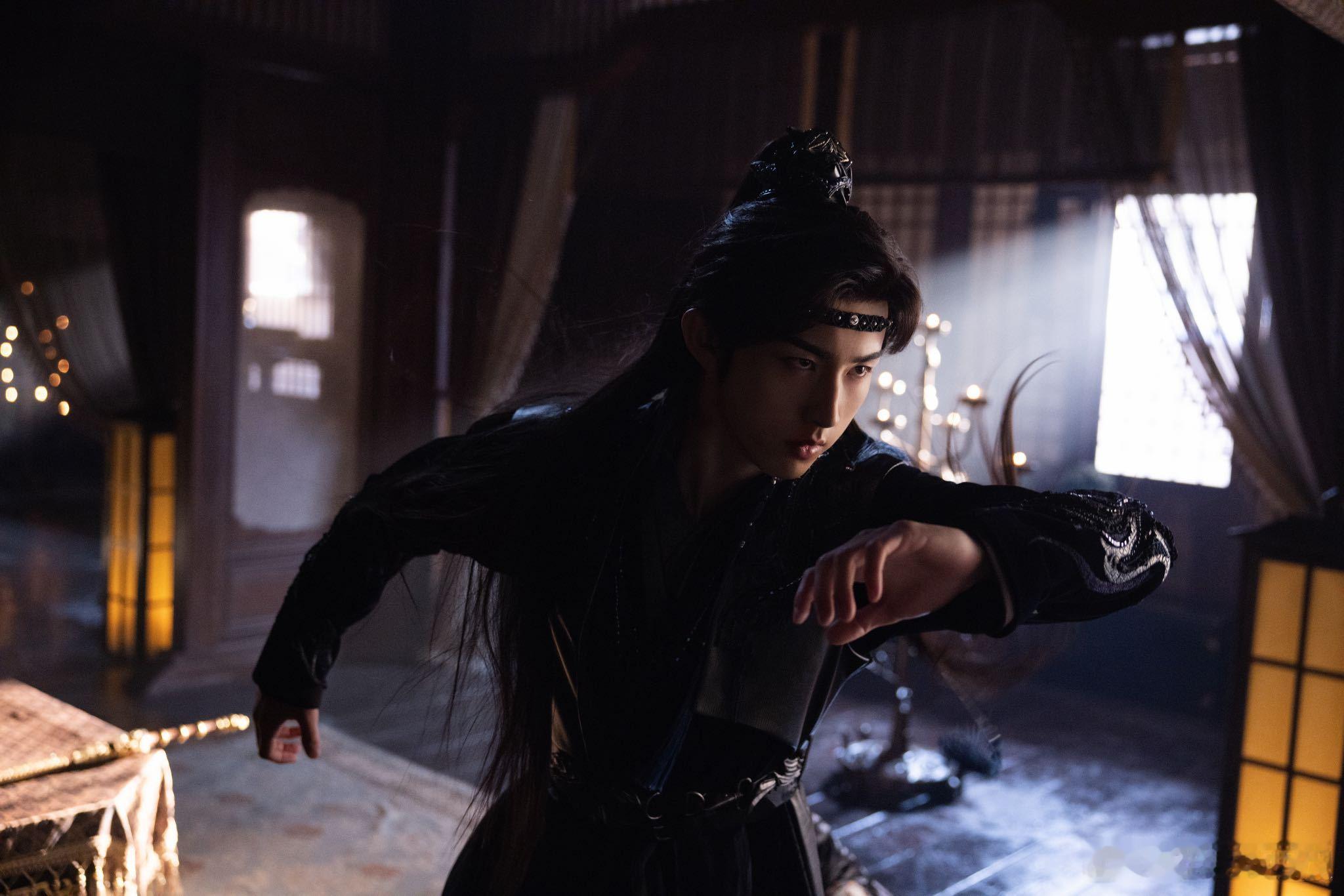 郭俊辰我是个外人剧中的郭俊辰总是能以“外人”的身份不动声色地参与其中，这种看似无