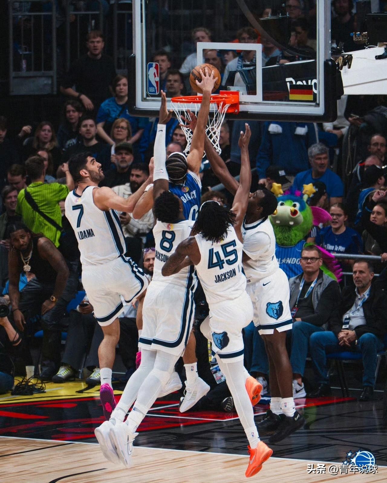 NBA名场面！布莱克神奇一扣四！

今天魔术对阵灰熊的比赛，最后2分32秒，双方