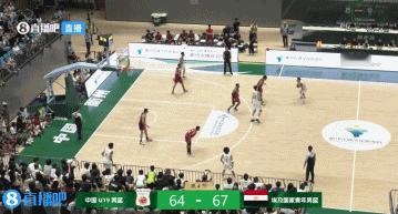 杨溢的关键失误，走步违例！确实，这横撤步，脚步太碎了！
这支U19男篮，后卫是软