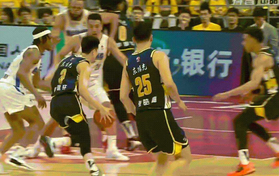 季后赛的胡明轩太牛了！这突破够坚决潇洒，队长得分已经上双了，广东队首节战平北京 