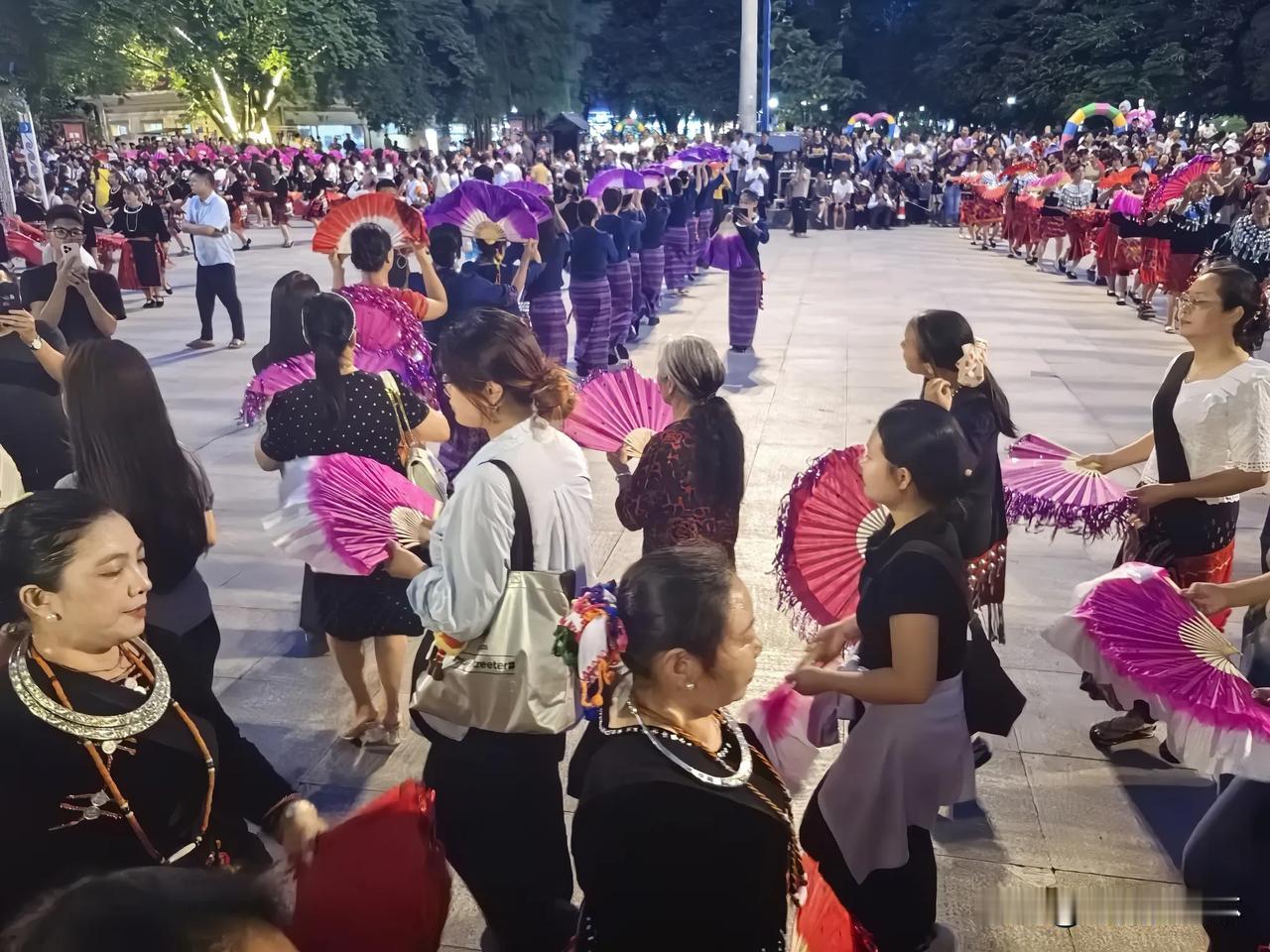 现代诗·目瑙纵歌
在彩云之南，盈江的土地上
一场盛大的狂欢如炽热火焰绽放
目瑙纵
