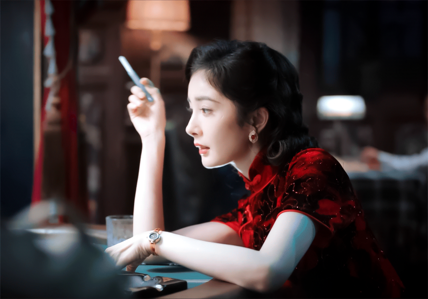 杨幂保存着扮演关雪时穿的旗袍杨幂保存着关雪戏服 杨幂《时尚芭莎》采访：有一些衣服